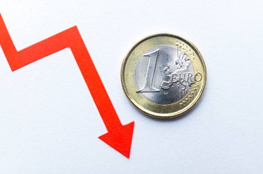 1 Euro, aşağı inen hattın yanında. Euro 'nun değeri ve düşen döviz kuru.