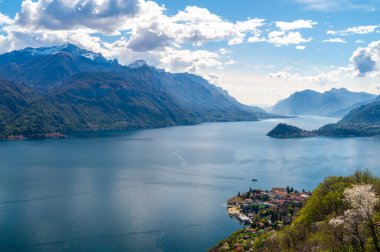 San Rocco 'dan çekilmiş Como Gölü manzarası. Bellagio, dağlar ve gölün iki dalı..