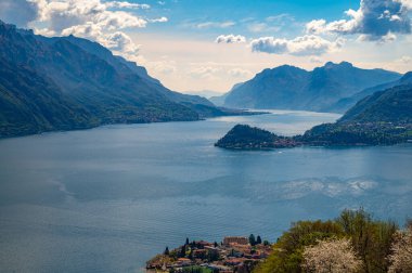 San Rocco 'dan çekilmiş Como Gölü manzarası. Bellagio, dağlar ve gölün iki dalı..