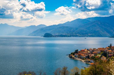 Santa Maria Rezzonico 'dan Bellagio, dağlar ve gölün iki dalıyla çekilmiş Como Gölü manzarası..