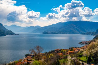Santa Maria Rezzonico 'dan Bellagio, dağlar ve gölün iki dalıyla çekilmiş Como Gölü manzarası..