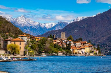 Como Gölü 'ndeki Santa Maria Rezzonico köyü, bir bahar günü, kulesi ve arka planında Alpler ile fotoğraflandı..