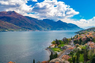 Como Gölü manzarası, güneye doğru, Musso 'dan, sarkık dağlarla, Dervio, yollar ve göl kenarındaki kasabalarla..