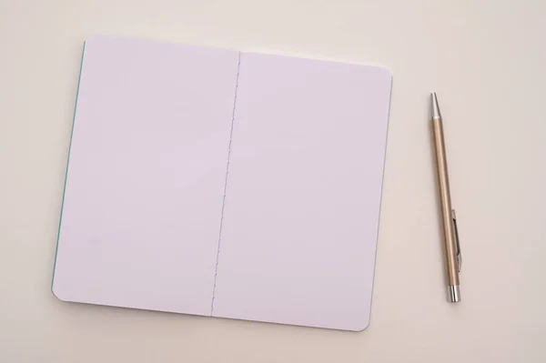Abra Cuaderno Con Una Página Blanco Una Taza Bolígrafos Vasos —  Fotos de Stock