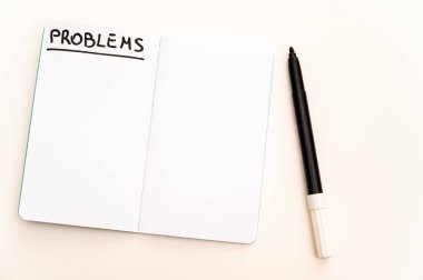 Boş defter sayfası, yanında yazım sorunları ve işaretleyici var. Sorunlar, çözümler ve cevaplar.