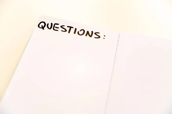 Página Caderno Branco Com Escrita Perguntas Marcador Lado Dele Perguntas — Fotografia de Stock