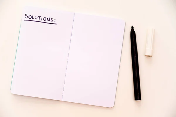 Pusta Strona Notatnikiem Napisami Solutions Markerem Obok Rozwiązania Problemy Odpowiedzi — Zdjęcie stockowe