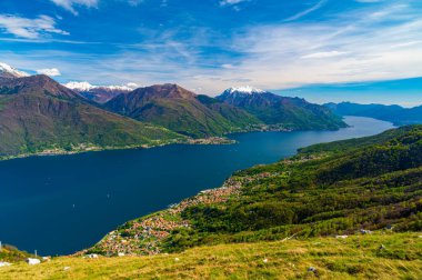 Güneydeki Como Gölü manzarası, Musso 'daki San Bernardo Kilisesi' nden yukarıdaki dağlar, Dervio sokaklar ve gölün çevresindeki köyler..
