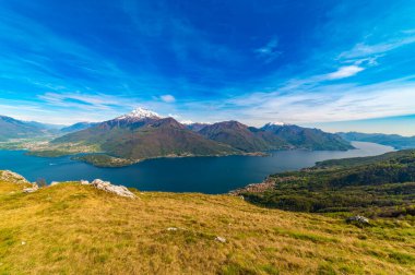 Güneydeki Como Gölü manzarası, Musso 'daki San Bernardo Kilisesi' nden yukarıdaki dağlar, Dervio sokaklar ve gölün çevresindeki köyler..
