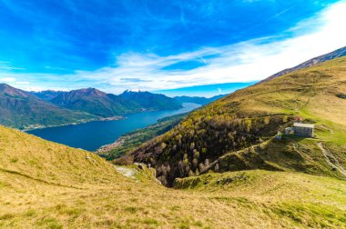 Güneydeki Como Gölü manzarası, Musso 'daki San Bernardo Kilisesi' nden yukarıdaki dağlar, Dervio sokaklar ve gölün çevresindeki köyler..