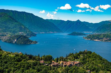 Como Gölü, Perledo tarafından çekilen, Varenna, Bellagio, Castello di Vezio ve Punta Balbianello 'yu gösteren,.
