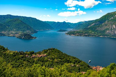 Como Gölü, Perledo tarafından çekilen, Varenna, Bellagio, Castello di Vezio ve Punta Balbianello 'yu gösteren,.
