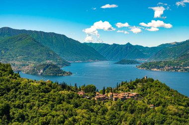 Como Gölü, Perledo tarafından çekilen, Varenna, Bellagio, Castello di Vezio ve Punta Balbianello 'yu gösteren,.