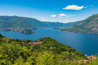 Como Gölü, Perledo tarafından çekilen, Varenna, Bellagio, Castello di Vezio ve Punta Balbianello 'yu gösteren,.