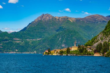 Como Gölü 'ndeki Varenna köyü, bir yaz günü fotoğraflandı.. 