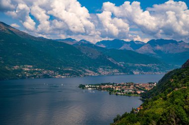 Como Gölü Panorama, Dervio ve Como Gölü 'nün kuzey kısmı..