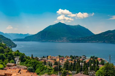 Como Gölü ve Bellano kasabası manzarası, köy, şelale ve göle bakan dağlar.. 