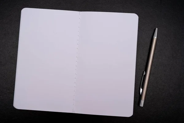 メモ帳 空白のページ テキスト 私の将来のためのメモ 黒の表面に ペンの横に並んでいます テンプレート — ストック写真