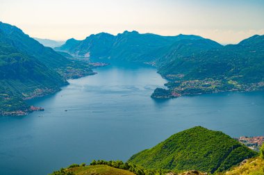 Santa Maria Rezzonico 'dan Bellagio, dağlar ve gölün iki dalıyla çekilmiş Como Gölü manzarası..