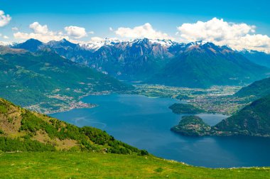 Kuzeye bakan Como Gölü manzarası, Santa Maria Rezzonico 'dan, Alpler, köyler ve Valtellina dağlarıyla.