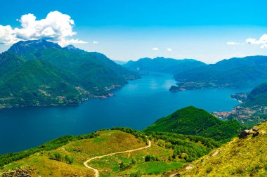 Santa Maria Rezzonico 'dan Bellagio, dağlar ve gölün iki dalıyla çekilmiş Como Gölü manzarası..