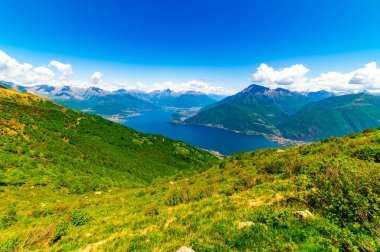 Kuzeye bakan Como Gölü manzarası, Santa Maria Rezzonico 'dan, Alpler, köyler ve Valtellina dağlarıyla.