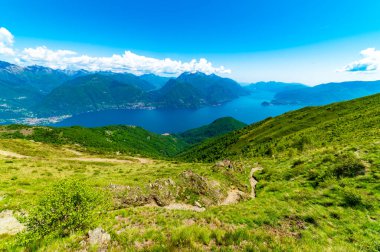 Santa Maria Rezzonico 'dan Bellagio, dağlar ve gölün iki dalıyla çekilmiş Como Gölü manzarası..