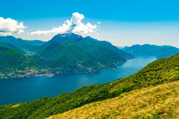 Como Gölü manzarası, güneye doğru, Santa Maria Rezzonico 'dan, yukarıdaki dağlarla, Dervio, sokaklar ve gölün çevresindeki köyler..