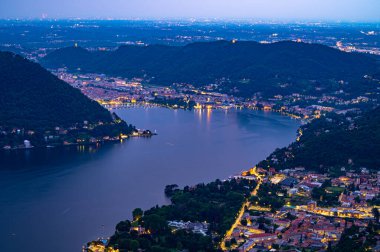 Como Gölü 'nün ve şehrin Panorama' sı Cernobbio 'dan akşam çekilmiş..