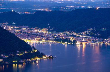 Como Gölü 'nün ve şehrin Panorama' sı Cernobbio 'dan akşam çekilmiş..