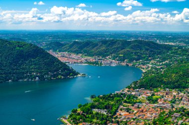 Como Gölü Panoraması ve Como şehri, liman ve dağlar, Cernobbio 'dan, bir yaz günü.