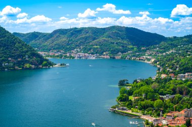 Como Gölü Panoraması ve Como şehri, liman ve dağlar, Cernobbio 'dan, bir yaz günü.
