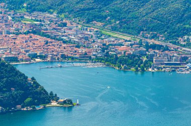 Como Gölü Panoraması ve Como şehri, liman ve dağlar, Cernobbio 'dan, bir yaz günü.