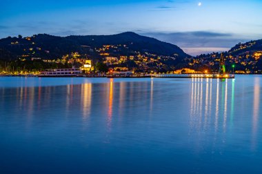 Como 'nun göl kenarındaki panorama ve bir yaz akşamında Hayat Elektriği anıtı olan dış barajın manzarası..
