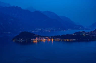 Akşam Griante 'deki San Martino kilisesinden çekilen Como Gölü manzarası, kuzey grigna, güney grigna, Lecco, Bellagio ve yukarıdaki dağları gösteriyor..
