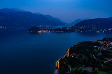 Akşam Griante 'deki San Martino kilisesinden çekilen Como Gölü manzarası, kuzey grigna, güney grigna, Lecco, Bellagio ve yukarıdaki dağları gösteriyor..