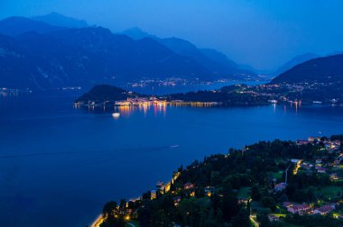 Akşam Griante 'deki San Martino kilisesinden çekilen Como Gölü manzarası, kuzey grigna, güney grigna, Lecco, Bellagio ve yukarıdaki dağları gösteriyor..