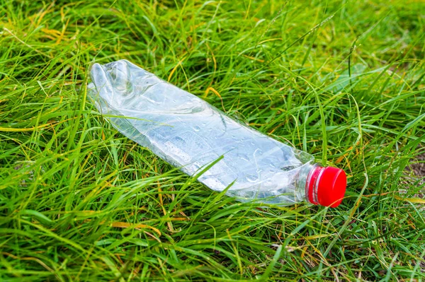 Plastikowa Butelka Porzucona Środowisku Zanieczyszczenie Tworzyw Sztucznych Recykling Odpadów — Zdjęcie stockowe
