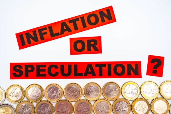 Монети Розміщені Поруч Один Одним Білій Поверхні Тексту Інфляція Спекуляція — стокове фото
