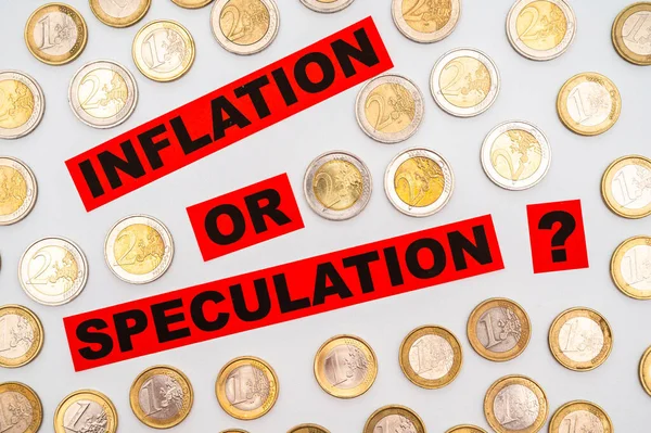 Монети Розміщені Поруч Один Одним Білій Поверхні Тексту Інфляція Спекуляція — стокове фото