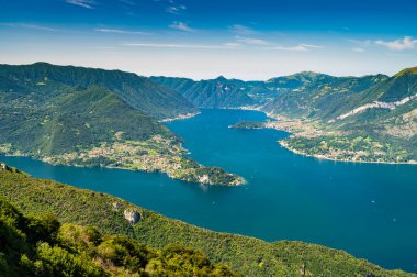 Esino Lario 'daki San Defendente Dağı' ndan çekilen Como Gölü Bellagio, Punta Balbianello ve gölün dağlarını bir yaz günü göstermektedir..
