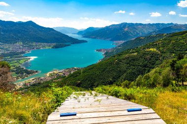 Como Gölü, Gera Lario 'dan San Bartolomeo kilisesinden, paraşütle atlayan bir trambolinle çekilmiş. Yukarı Göl 'ün köyleri ve dağları görünüyor..