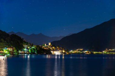 Como Gölü 'ndeki Santa Maria Rezzonico köyü, bir yaz akşamı, kulesi ve arka planında Alpler ile fotoğraflandı..