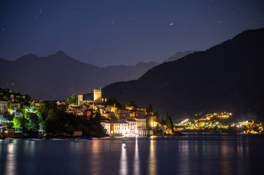 Como Gölü 'ndeki Santa Maria Rezzonico köyü, bir yaz akşamı, kulesi ve arka planında Alpler ile fotoğraflandı..