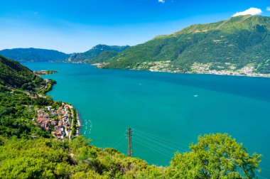Dorio 'daki San Rocco kilisesinden güneydeki Bellagio, dağlar ve panorama manzarası..