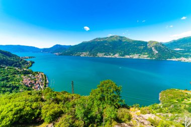 Dorio 'daki San Rocco kilisesinden güneydeki Bellagio, dağlar ve panorama manzarası..