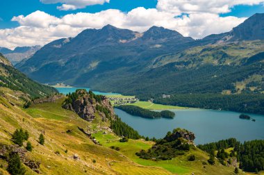 Yukarıdan Sils Gölü ve Motor manzarası. Maloja ve Grevasalvas 'tan Panorama