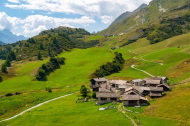 Engadin, Sils Gölü ve Grevasalvas köyünün panoramik manzarası.