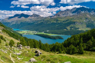 Yukarıdan Sils Gölü ve Motor manzarası. Maloja ve Grevasalvas 'tan Panorama
