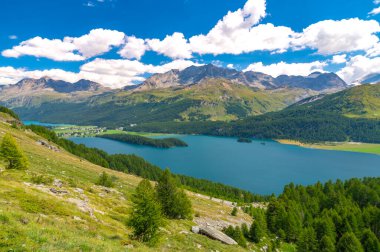 Yukarıdan Sils Gölü ve Motor manzarası. Maloja ve Grevasalvas 'tan Panorama